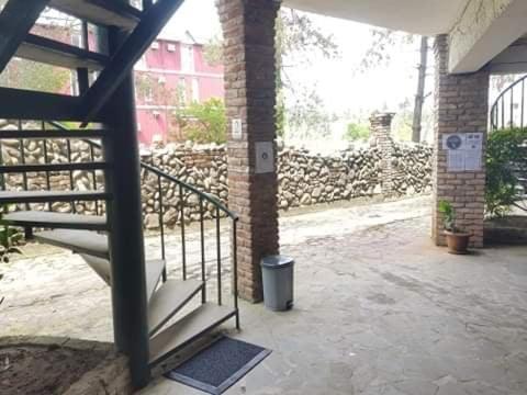 Old House Hotel Уреки Екстериор снимка