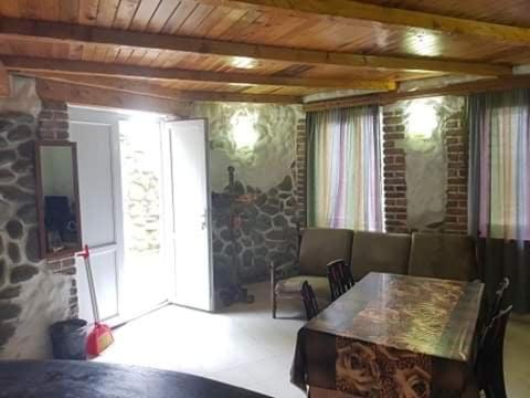 Old House Hotel Уреки Екстериор снимка
