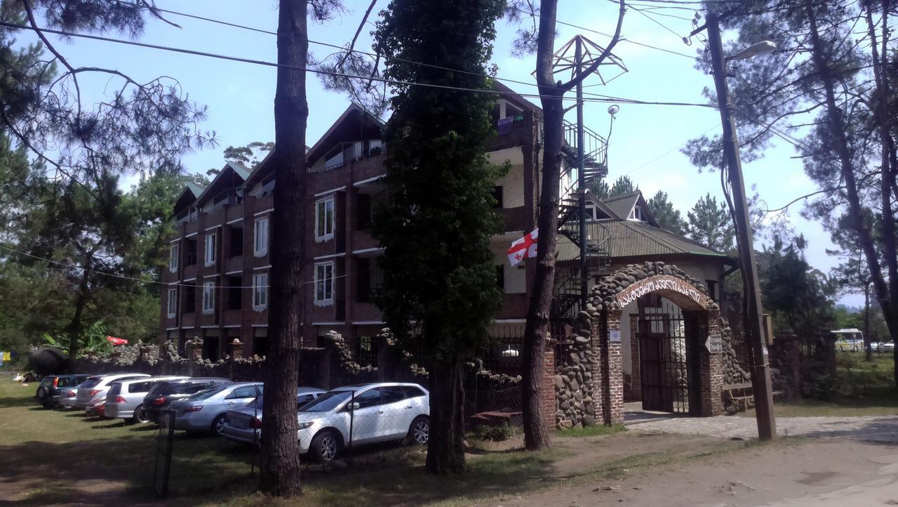 Old House Hotel Уреки Екстериор снимка