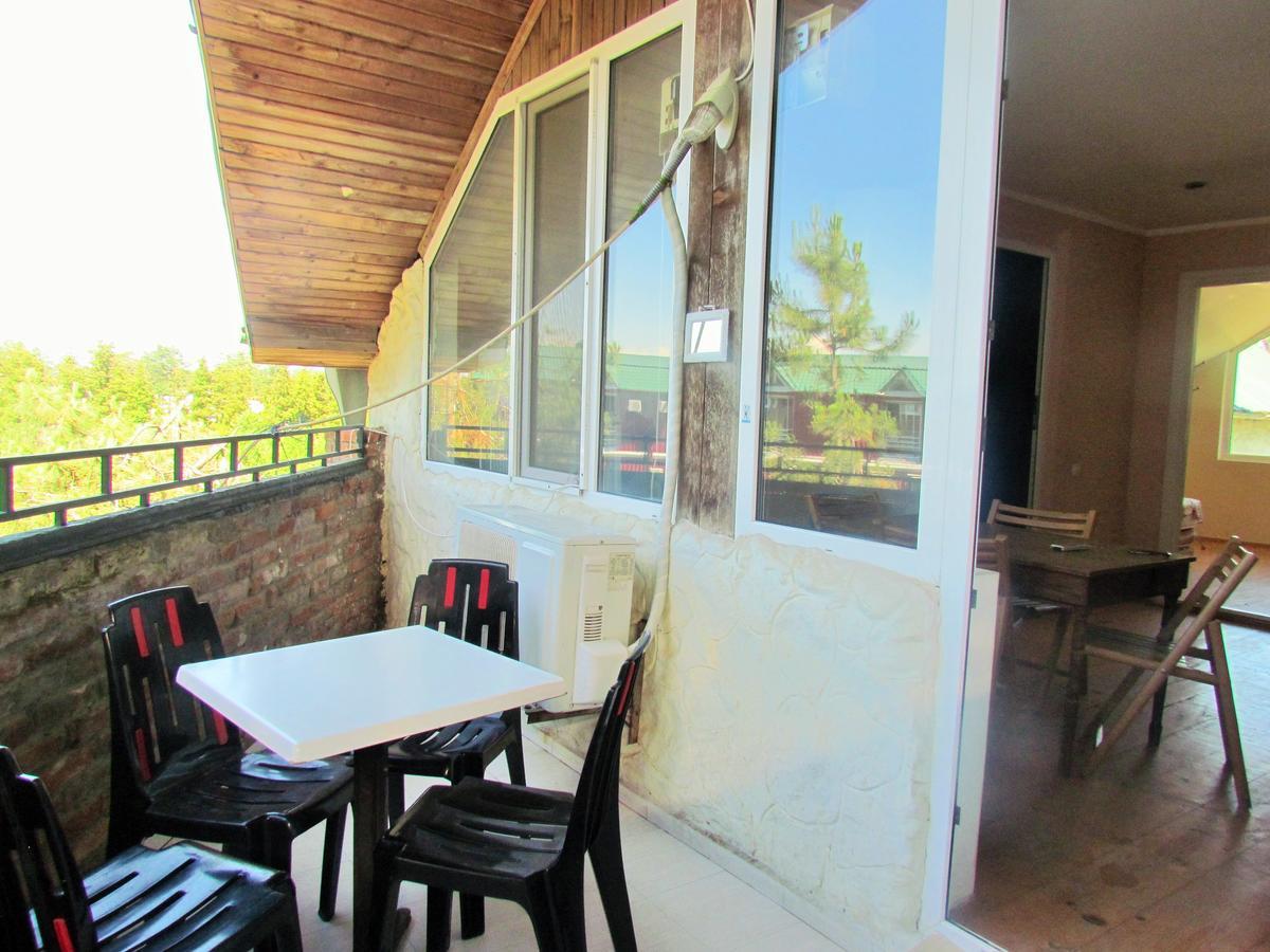 Old House Hotel Уреки Екстериор снимка